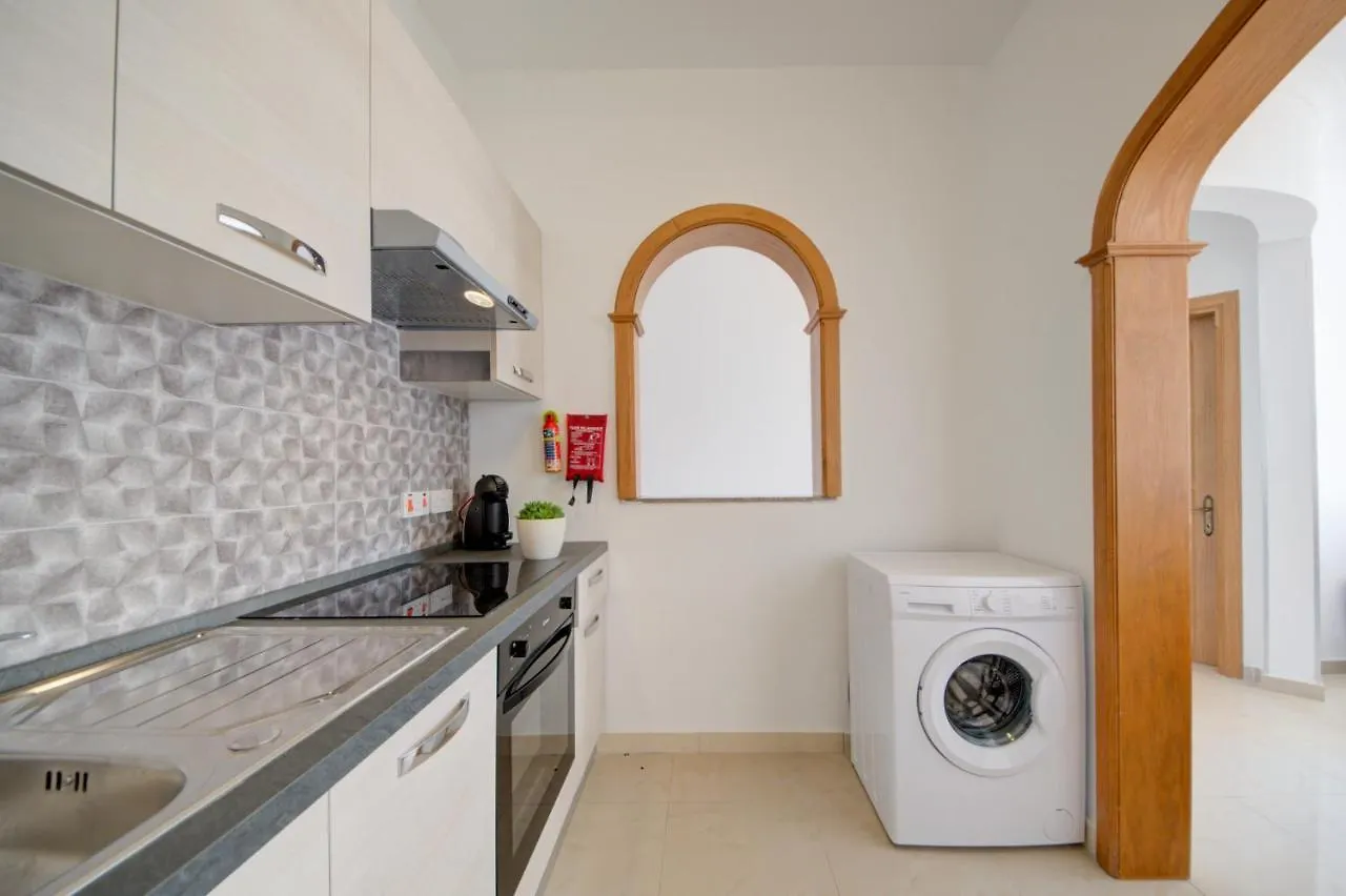 Sunny Coast Sliema 3-Bedroom Apartment 马耳他
