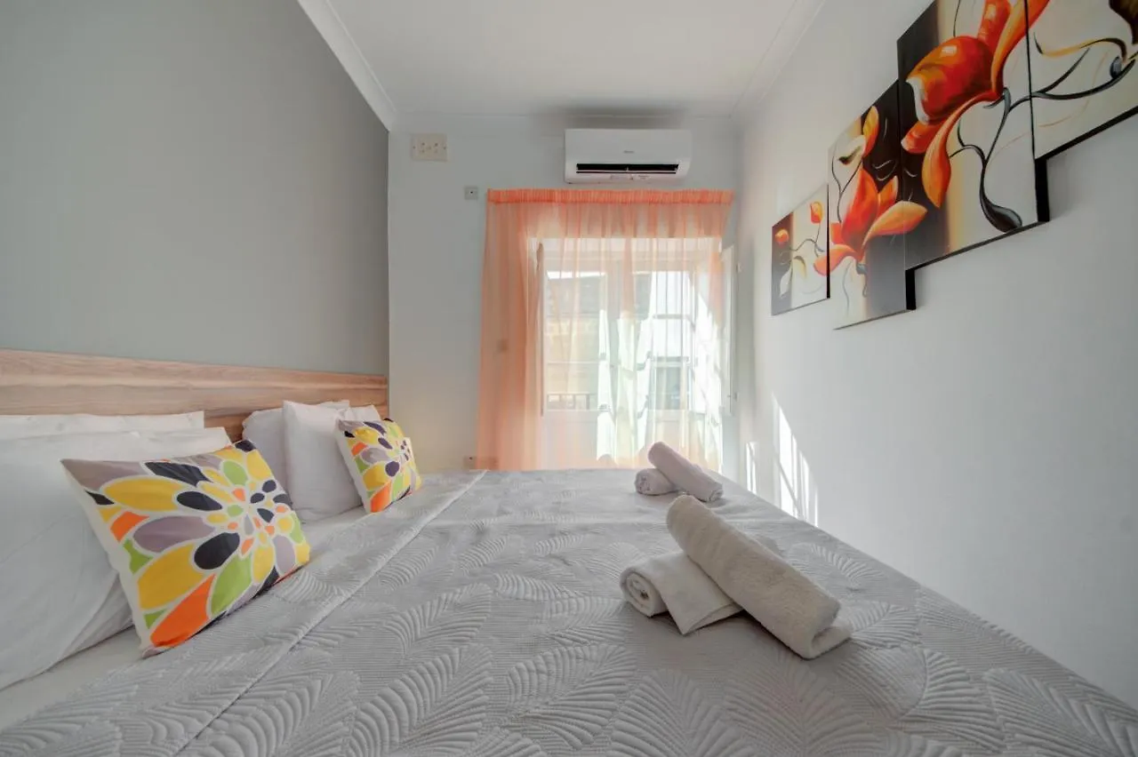 Sunny Coast Sliema 3-Bedroom Apartment 0*,  Malta